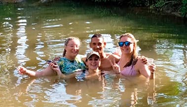 Turistas toman baño en lago de Viñales, Cuba