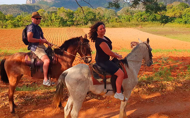 Excursiones a caballo por el valle en Viñales, Pinar del Río, Cuba
